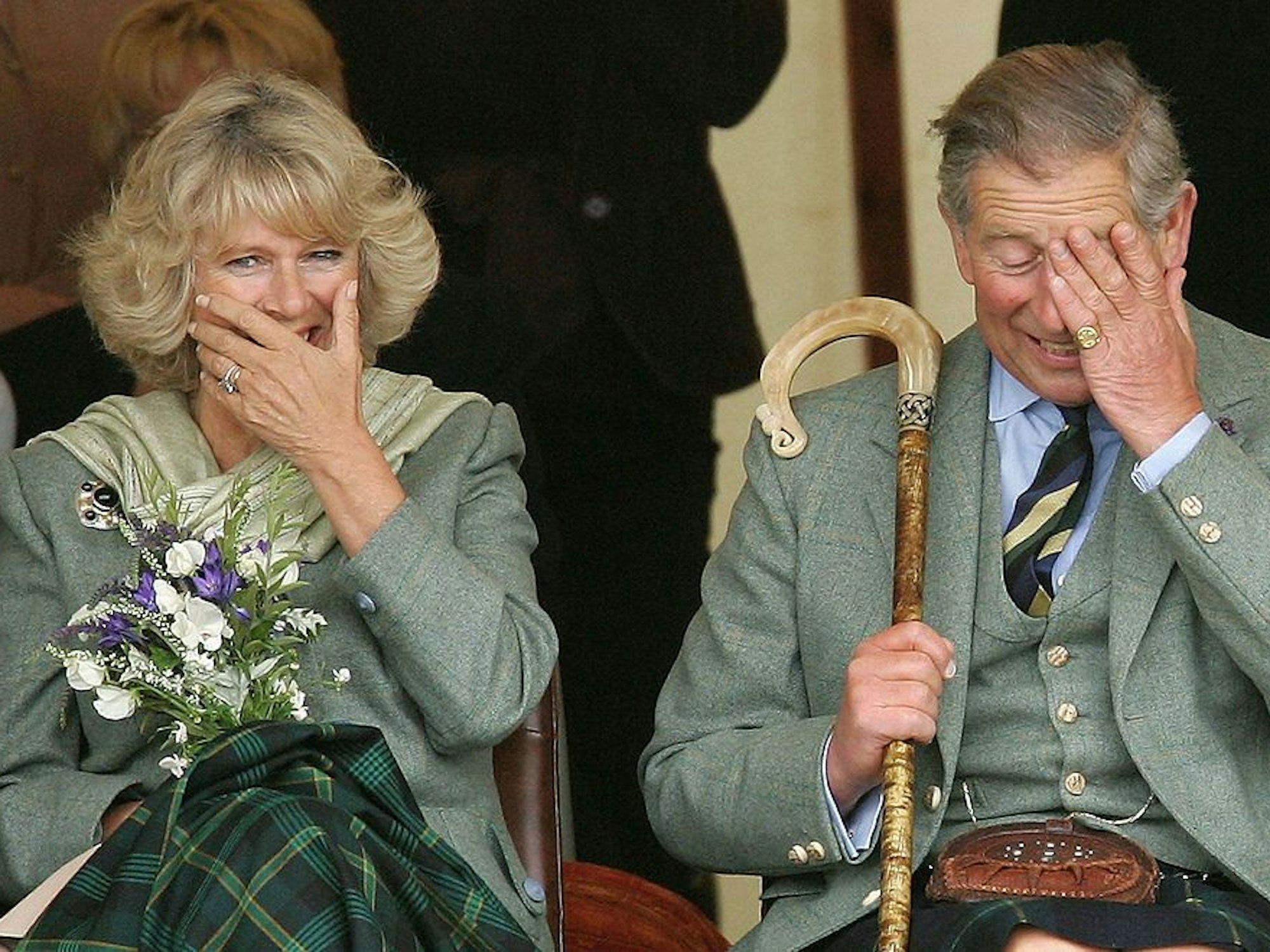 König Charles III. und Queen Camilla amüsieren sich königlich bei einer Folklore-Veranstaltung in Schottland 2005.