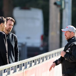 Christian Keller, Thomas Kessler und Steffen Baumgart arbeiten weiter am Kader des 1. FC Köln für die neue Saison, obgleich die drohende Transfersperre die Gespräche erschwert.
