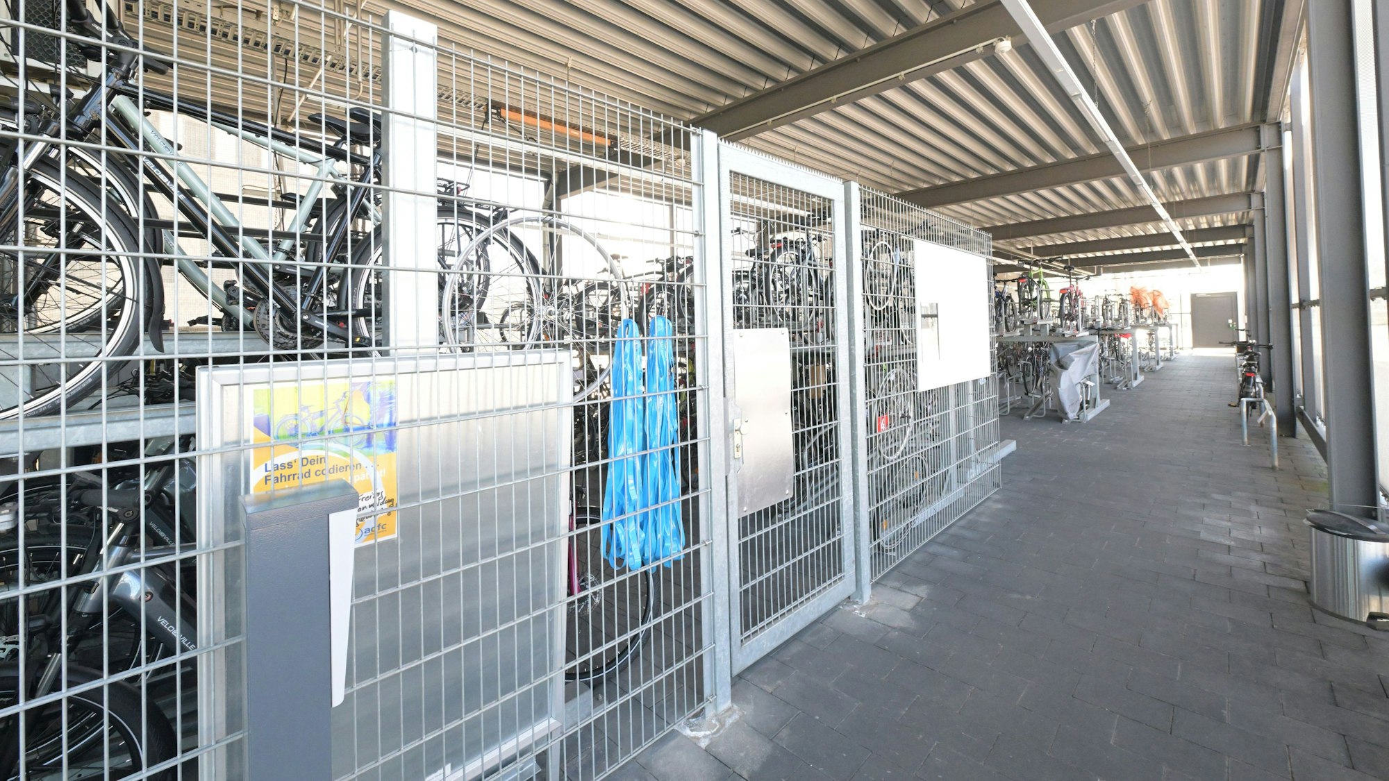 Fahrräder stehen in der Radstation am Bergisch Gladbacher Bahnhof.