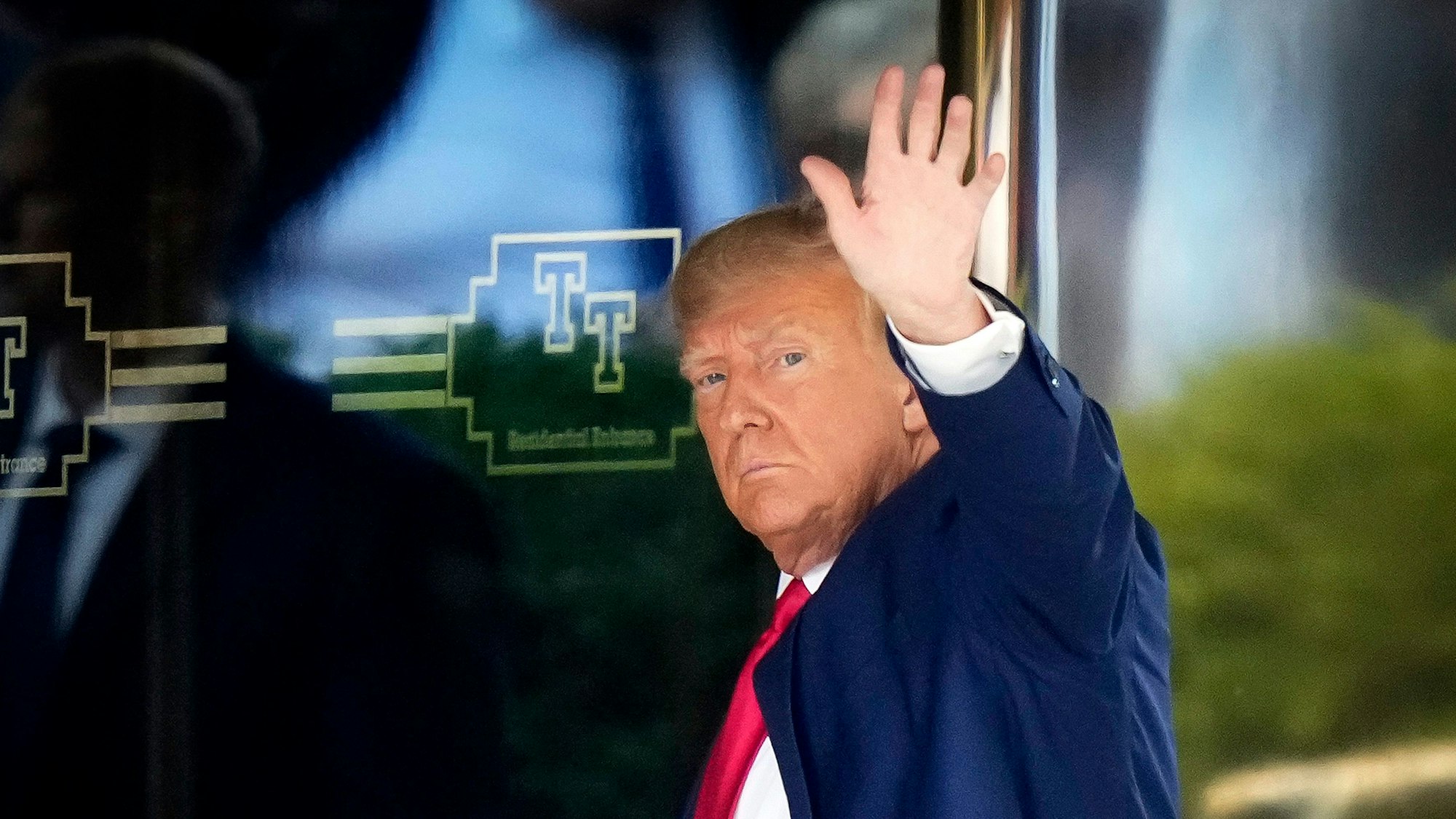 Donald Trump, ehemaliger Präsident der USA, kommt am Trump Tower in New York an. Trump ist vor seinem Termin zur Anklageverlesung in New York angekommen.