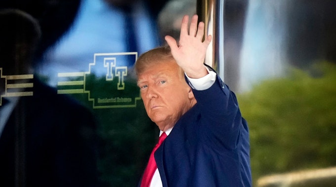 Donald Trump, ehemaliger Präsident der USA, kommt am Trump Tower in New York an. Trump ist vor seinem Termin zur Anklageverlesung in New York angekommen.