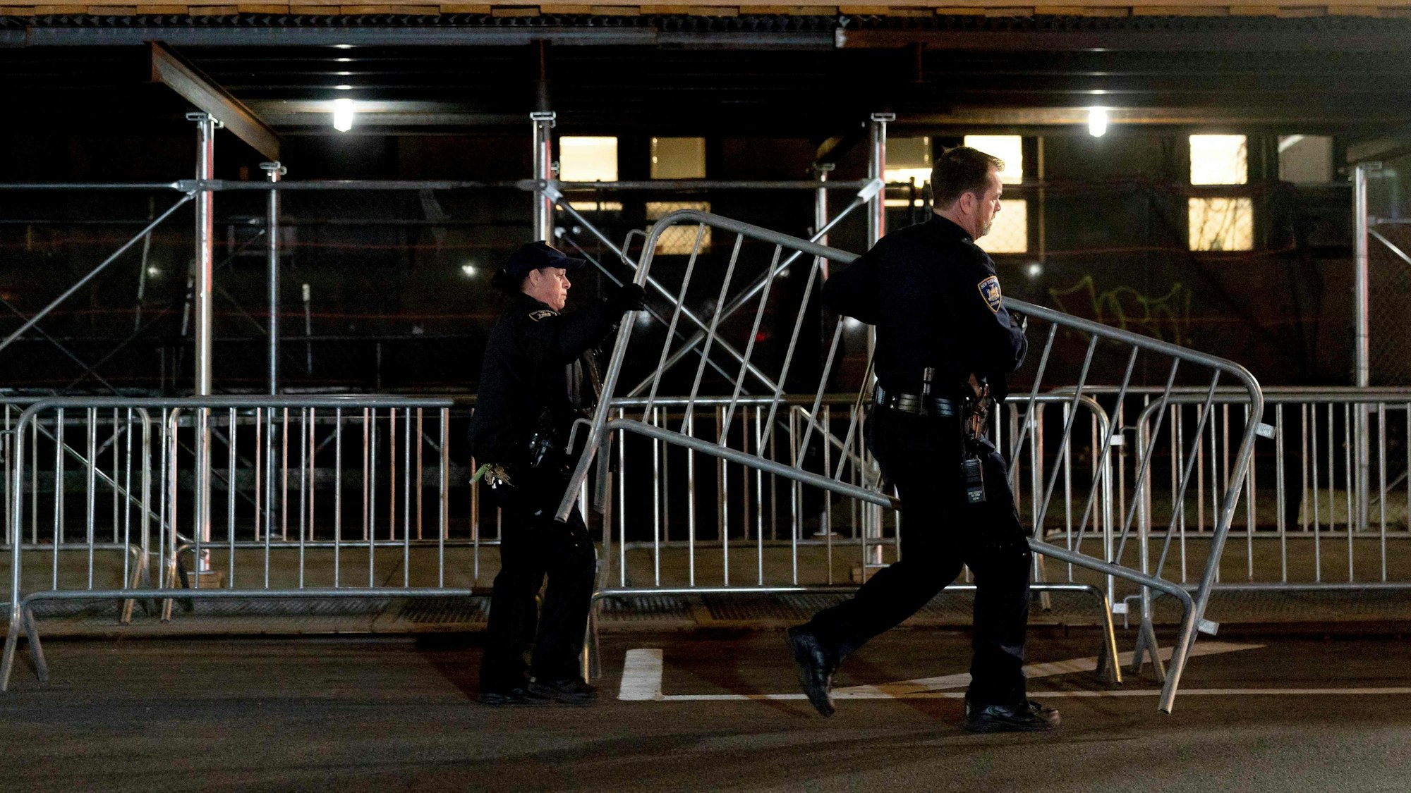 Polizeibeamte errichten in New York City Barrikaden. Am Abend wird Donald Trump zur Anklageverlesung beim Gericht in Manhattan erwartet.