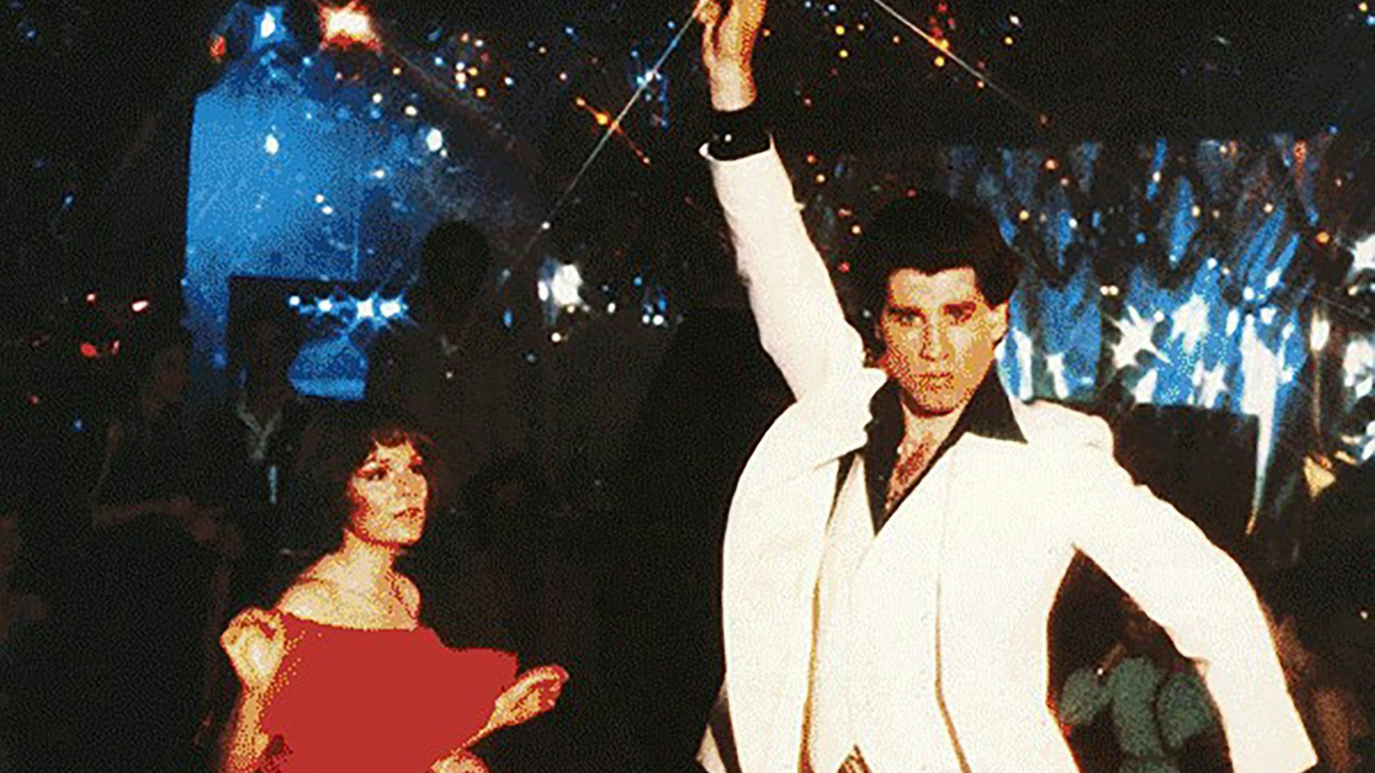 John Travolta macht seine berühmte Tanzpose.