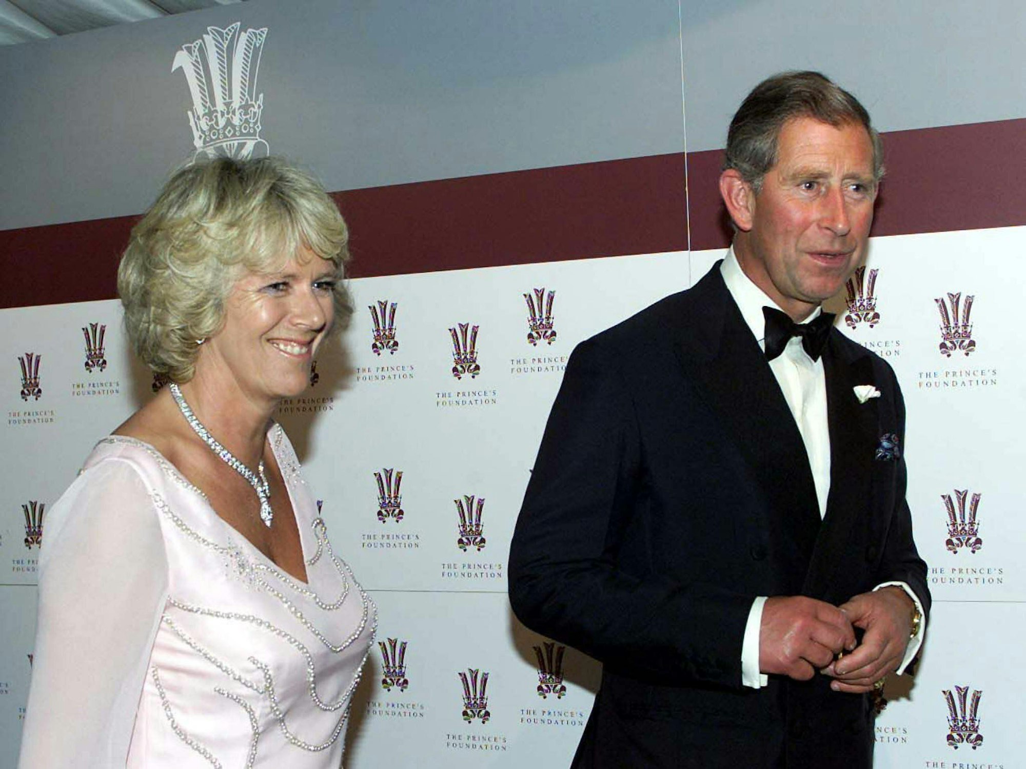 QueenCamilla und König Charles III. gehen am 20. Juni 2000 zu einer Wohltätigkeitsveranstaltung.