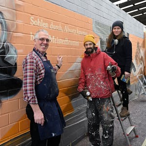 Überlebensgroß sind auf dem Graffito Rolf Brumms (l.) Hände zu sehen. Johannes und Marina Kremer haben das Werk gestaltet. Foto: Luhr