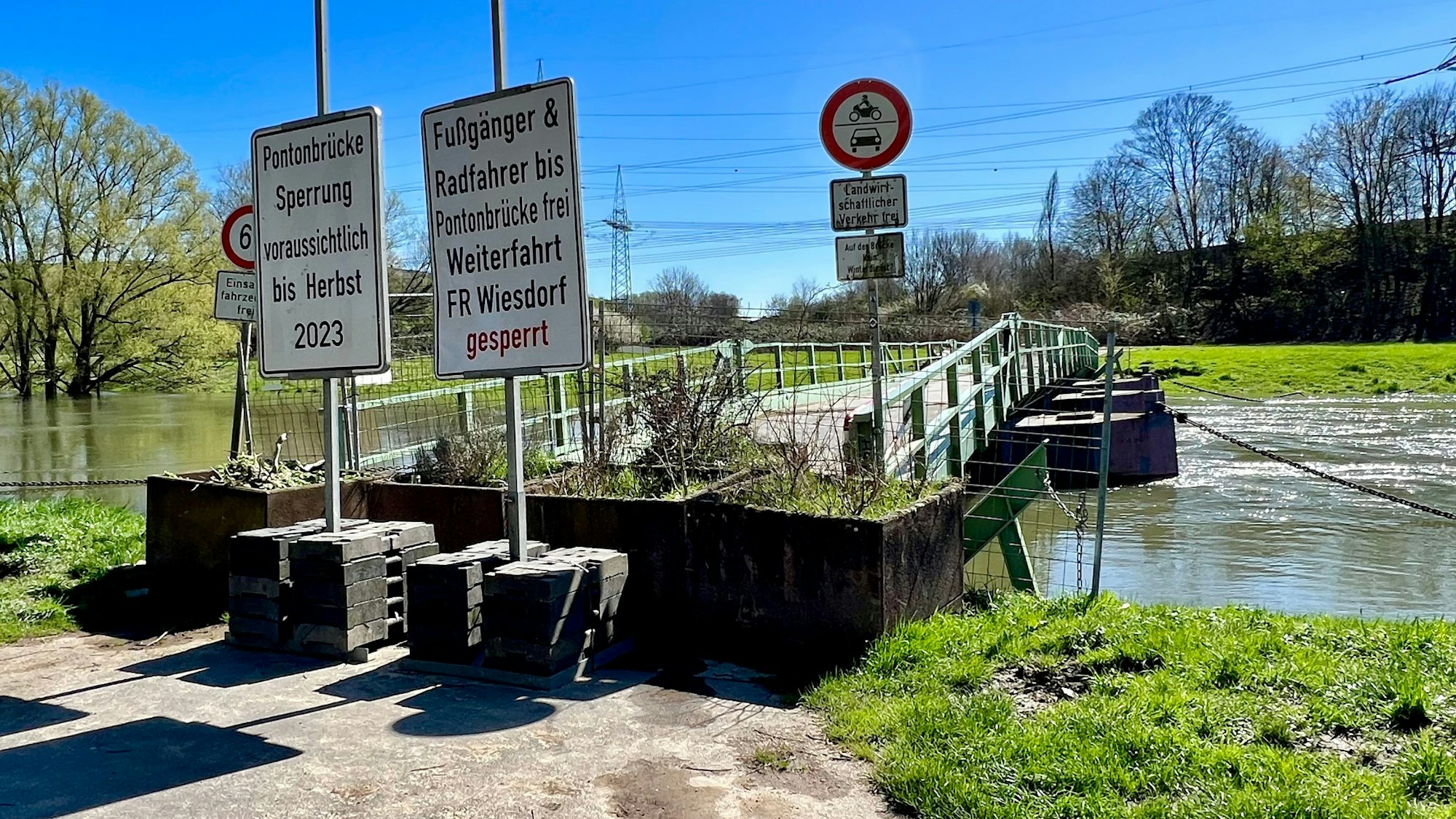 Gesperrte Pontonbrücke über die Wupper bei Rheindorf