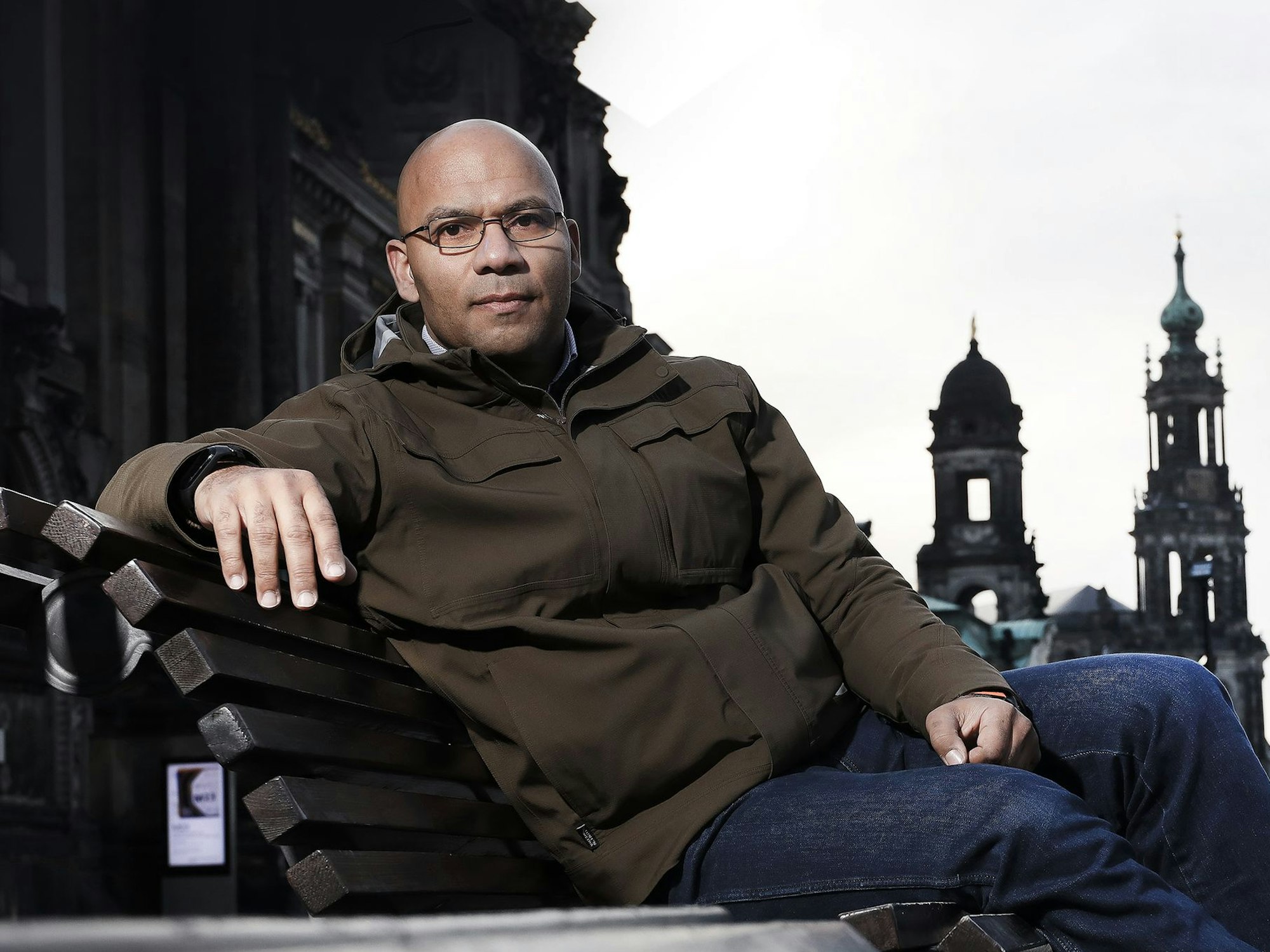 Samuel Meffire auf einem undatierten Foto auf einer Bank sitzend.
