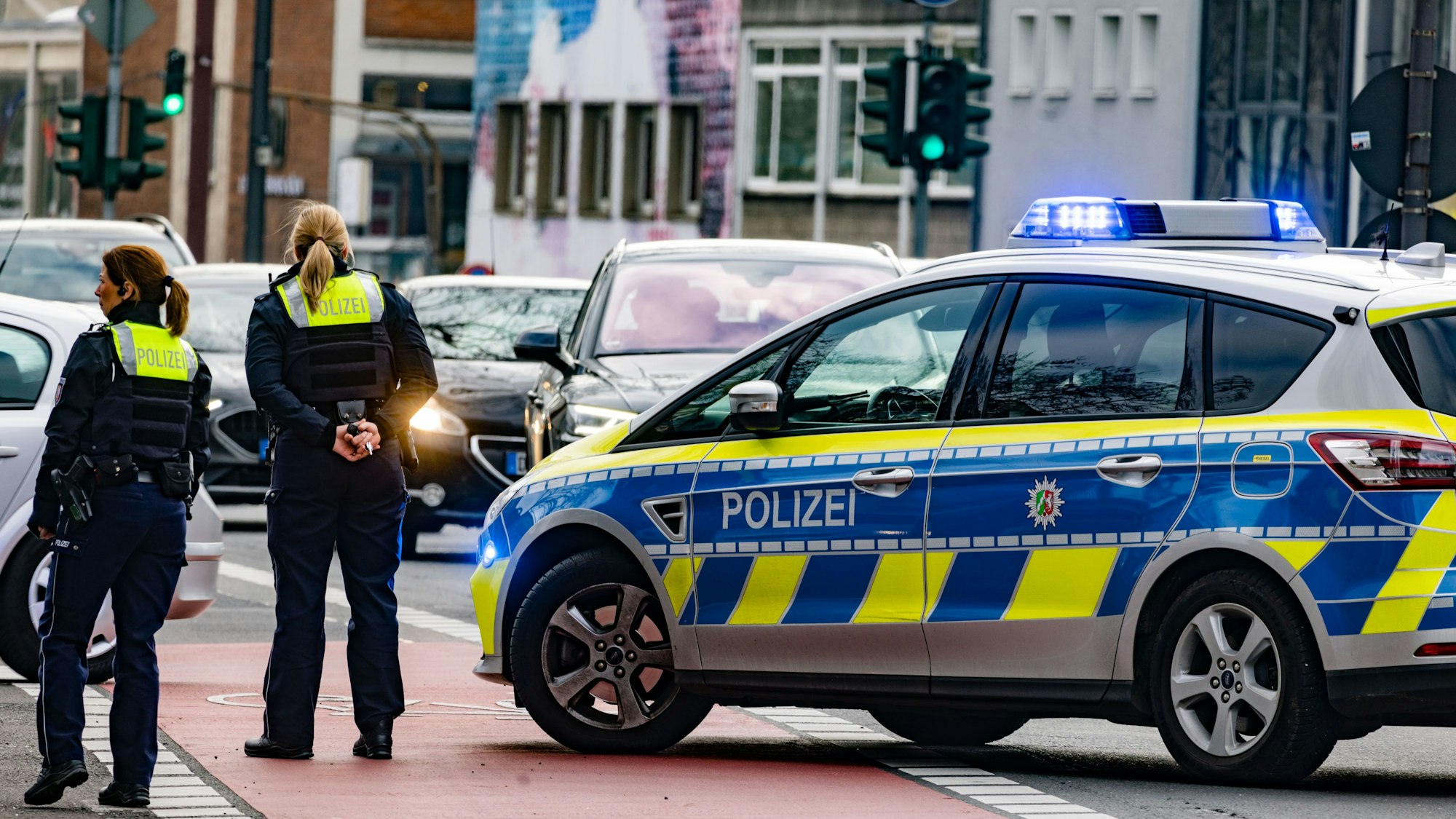 Arbeit für die Kölner Polizei: Beamte überwachen eine Demo