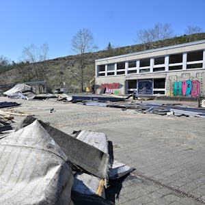 Die Kürtener Sporthalle wird derzeit abgerissen.&nbsp;