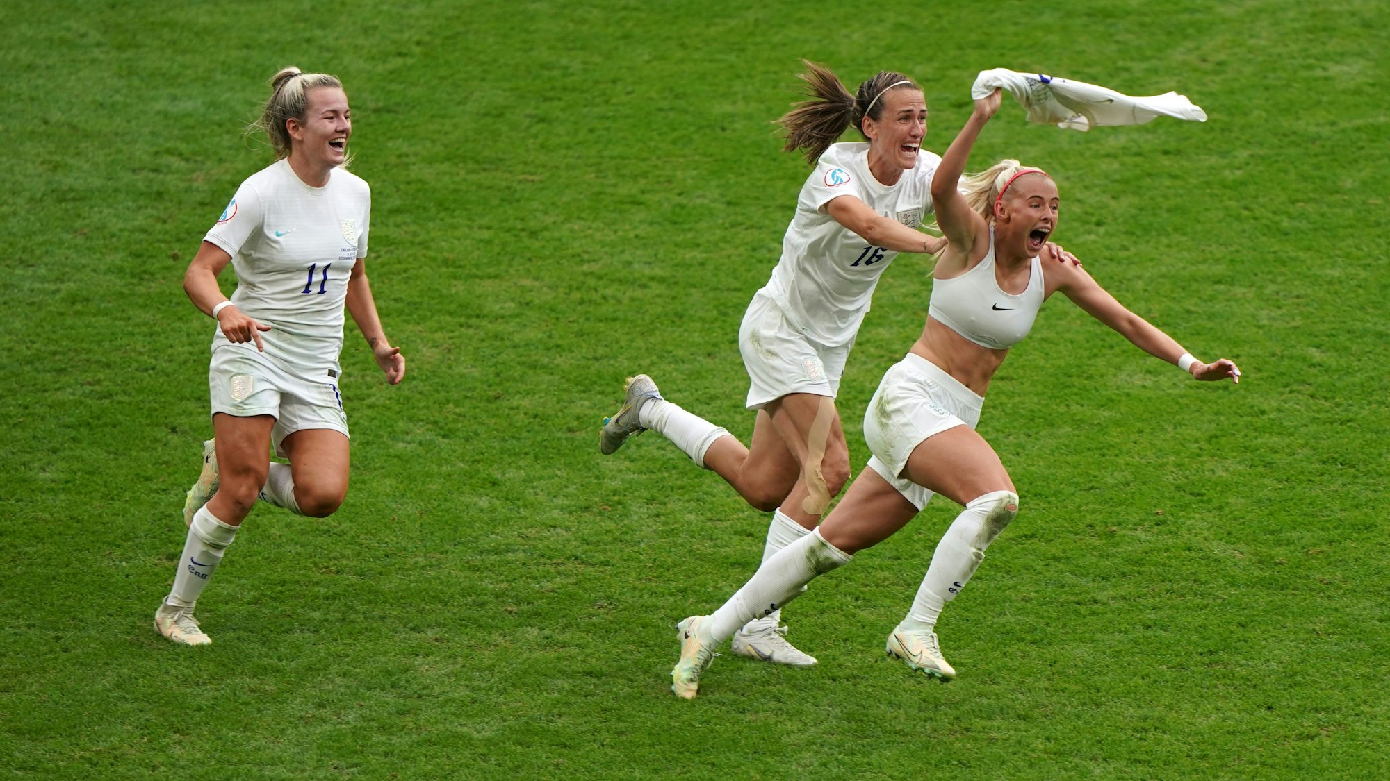 Englands Fußball-Frauen feiern den Europameister-Titel.