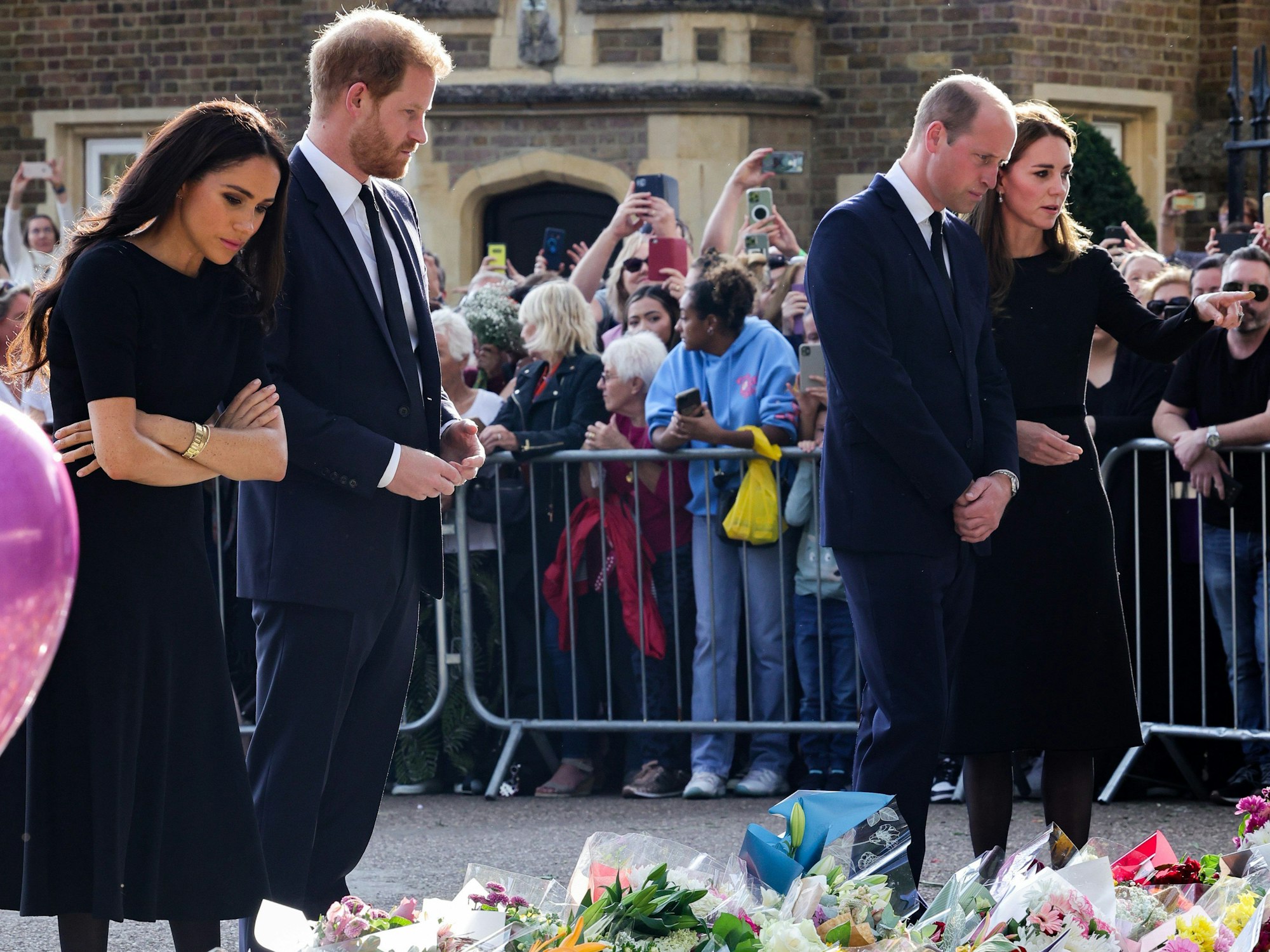 Nach dem Tod von Königin Elizabeth II. am 8. September 2022 erschienen ihre Enkel Harry (l.) und William (r.) gemeinsam mit ihren Ehefrauen Meghan und Kate vor Schloss Windsor, um die Blumen und letzte Grüße für die Queen zu betrachten.