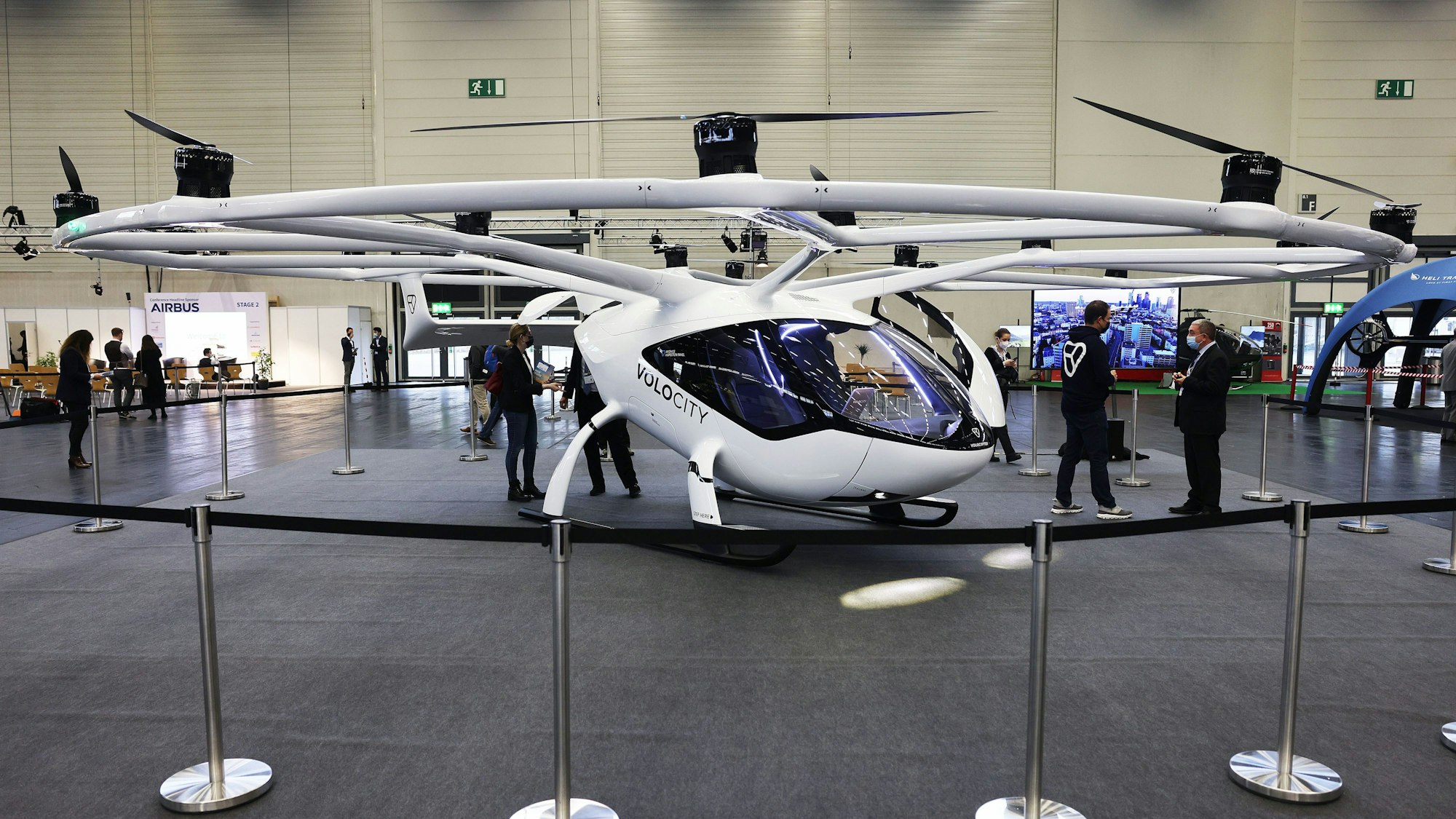 Das elektrische Lufttaxi Volocopter des Herstellers Volocity steht in der Messehalle.