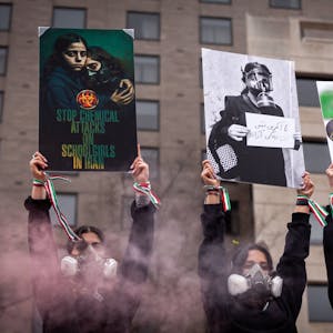 Frauen protestieren beim „Global Womens March“ in Washington, D.C., gegen die Giftgasangriffe auf Schulmädchen im Iran.