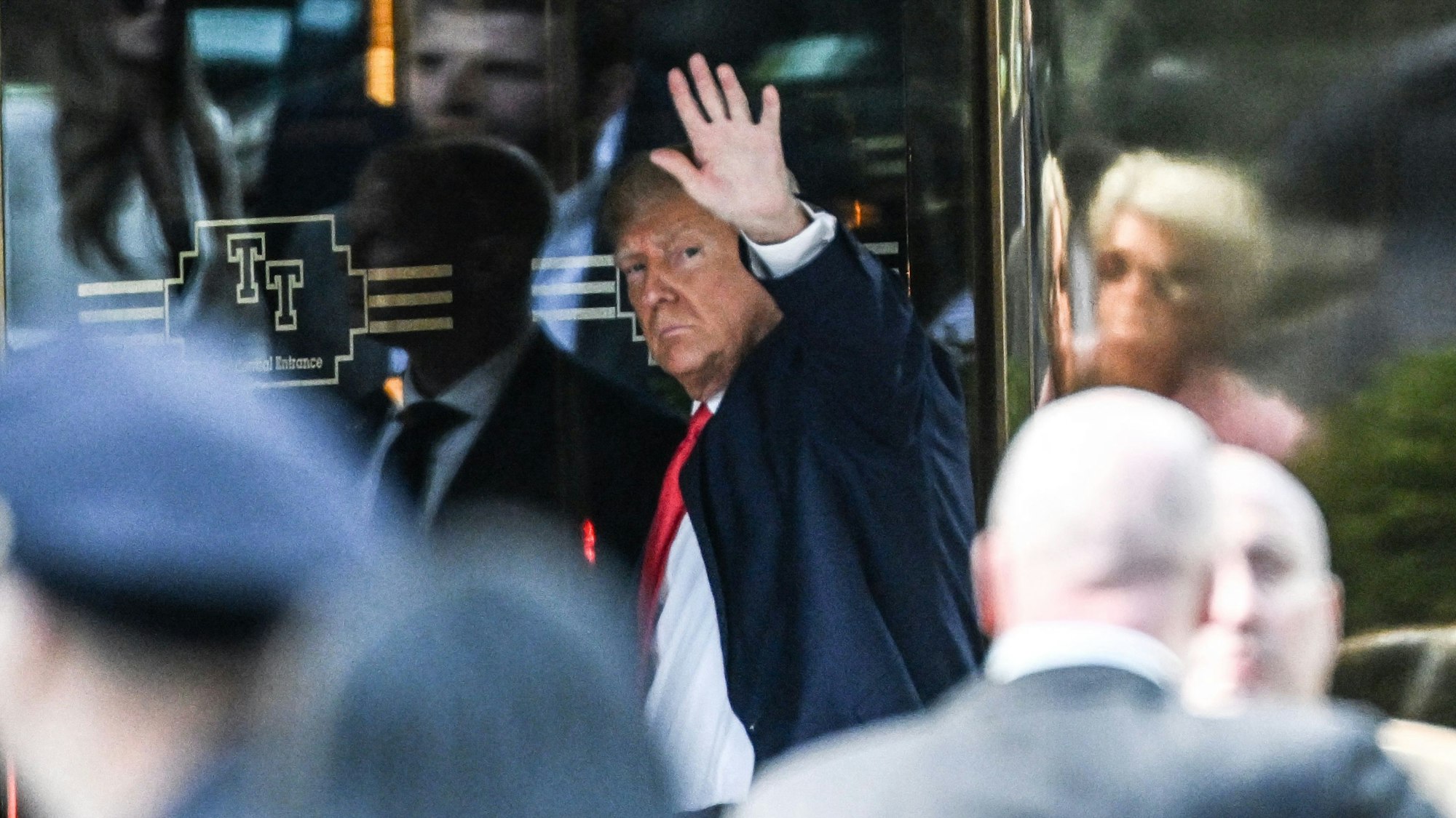 Donald Trump bei seiner Ankunft am Trump Tower in New York am Montag. Am Dienstagabend muss der Ex-US-Präsident vor Gericht in Manhattan erscheinen.