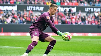Jonas Omlin nimmt im Derby von Borussia Mönchengladbach beim 1. FC Köln am 2. April 2023 einen Ball auf.