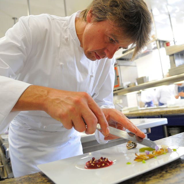 Joachim Wissler ist Koch der Zwei-Sterne-Küche im Restaurant Vendome im Grandhotel Schloss Bensberg. Hier ist er konzentriert bei der Arbeit in der Küche zu sehen.