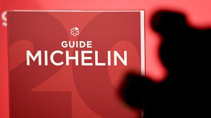 Der Guide Michelin für Deutschland wird am Rande der Verleihung der Sterne gezeigt.