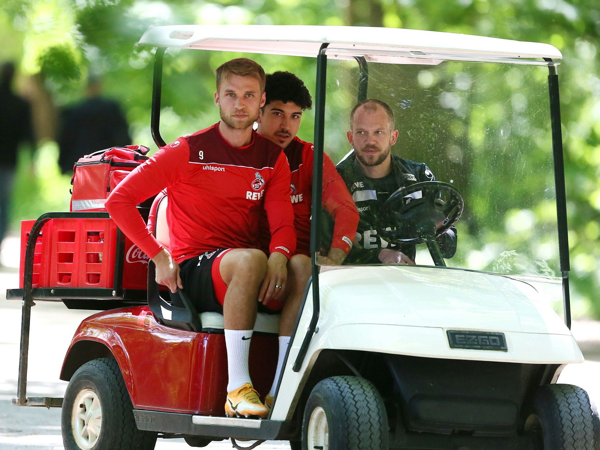 Auf dem Weg ins Franz-Kremer-Stadion sitzen Sebastian Andersson (1. FC Köln) und Dimitris Limnios (1. FC Köln) auf einem Golf-Cart.