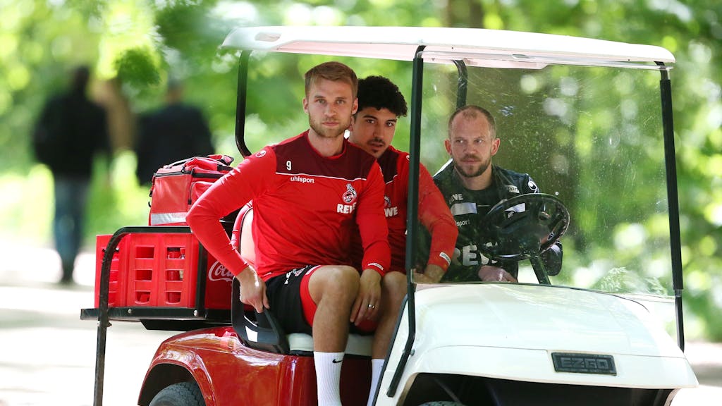 Auf dem Weg ins Franz-Kremer-Stadion sitzen Sebastian Andersson (1. FC Köln) und Dimitris Limnios (1. FC Köln) auf einem Golf-Cart.