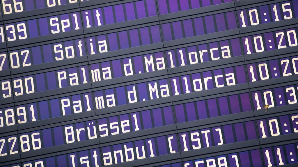 Verschiedene Flüge, unter anderem nach Palma d. Mallorca, sind auf einer Anzeigentafel zu sehen.&nbsp;