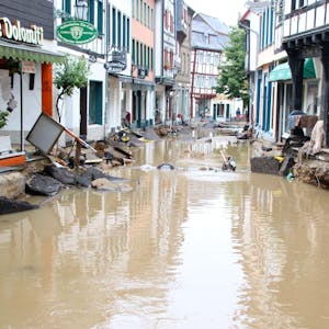 Das Wasser steht einen Tag nach der Flutkatastrophe noch in der Orchheimer Straße in Bad Münstereifel.