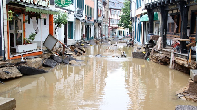 Das Wasser steht einen Tag nach der Flutkatastrophe noch in der Orchheimer Straße in Bad Münstereifel.