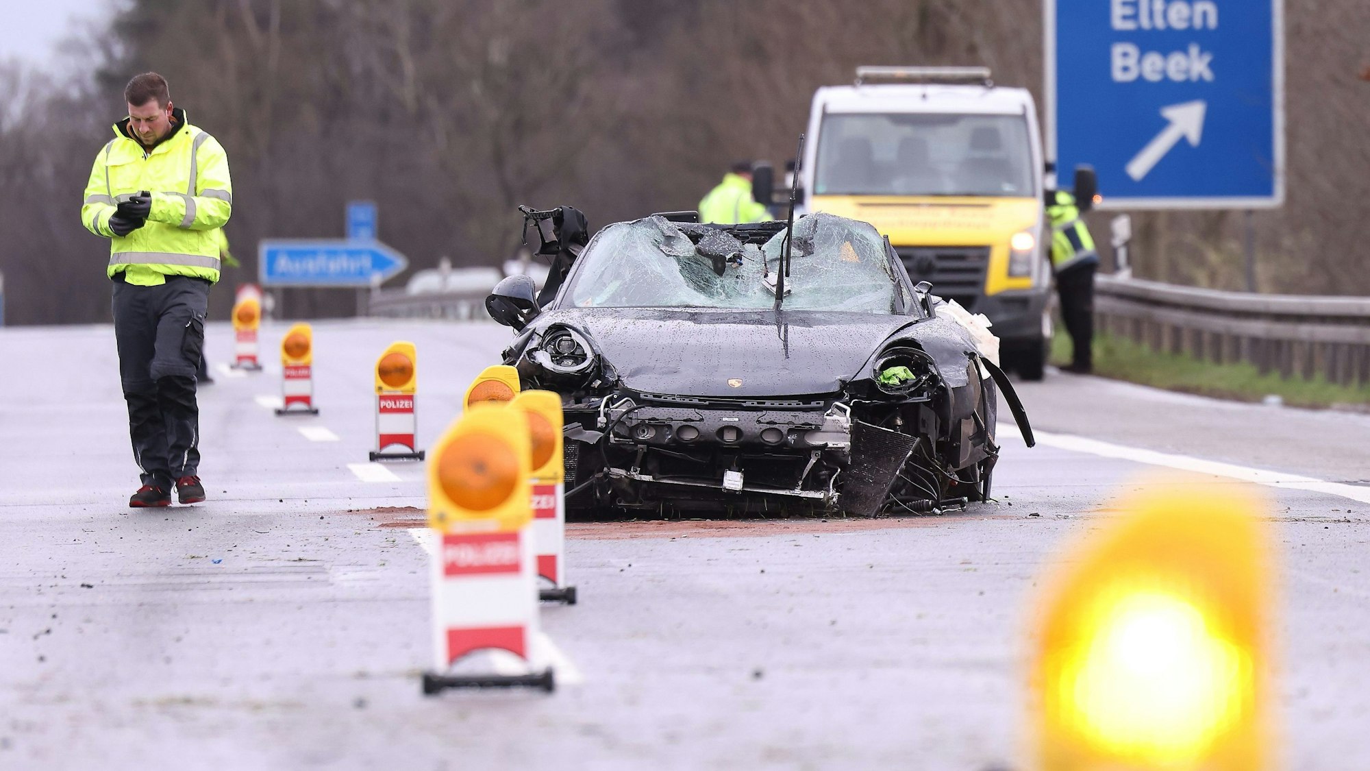 Ein demolierter Porsche steht am 26. März auf der A3 bei Emmerich.++