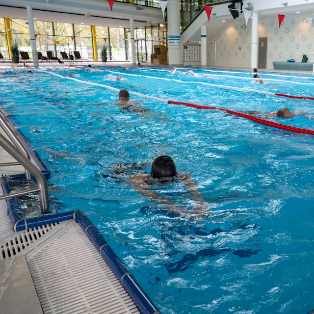 Im Hallenbad Lentpark schwimmen mehrere Gäste im Becken.