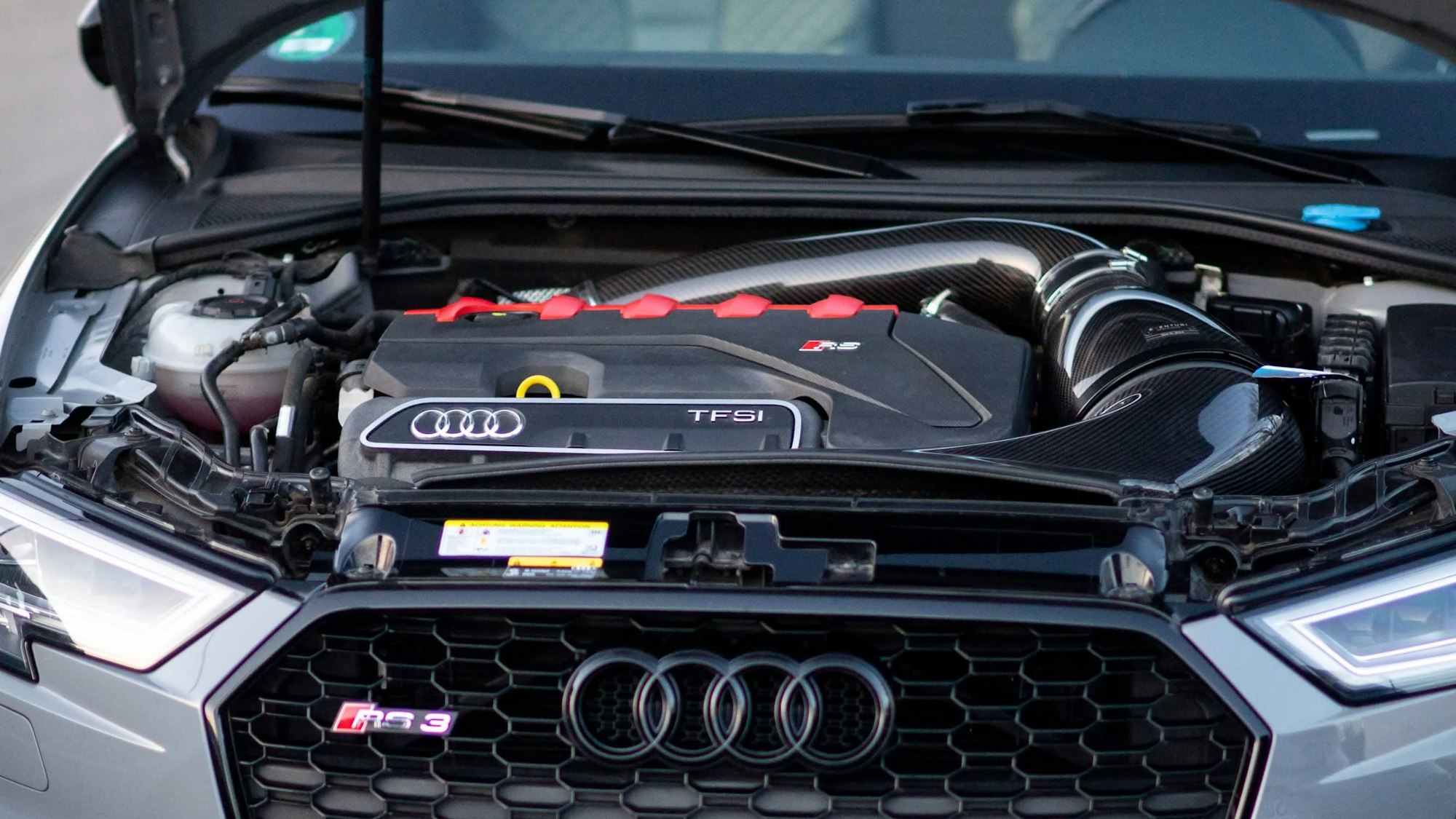 Blick unter die Motorhaube des Audi RS3.