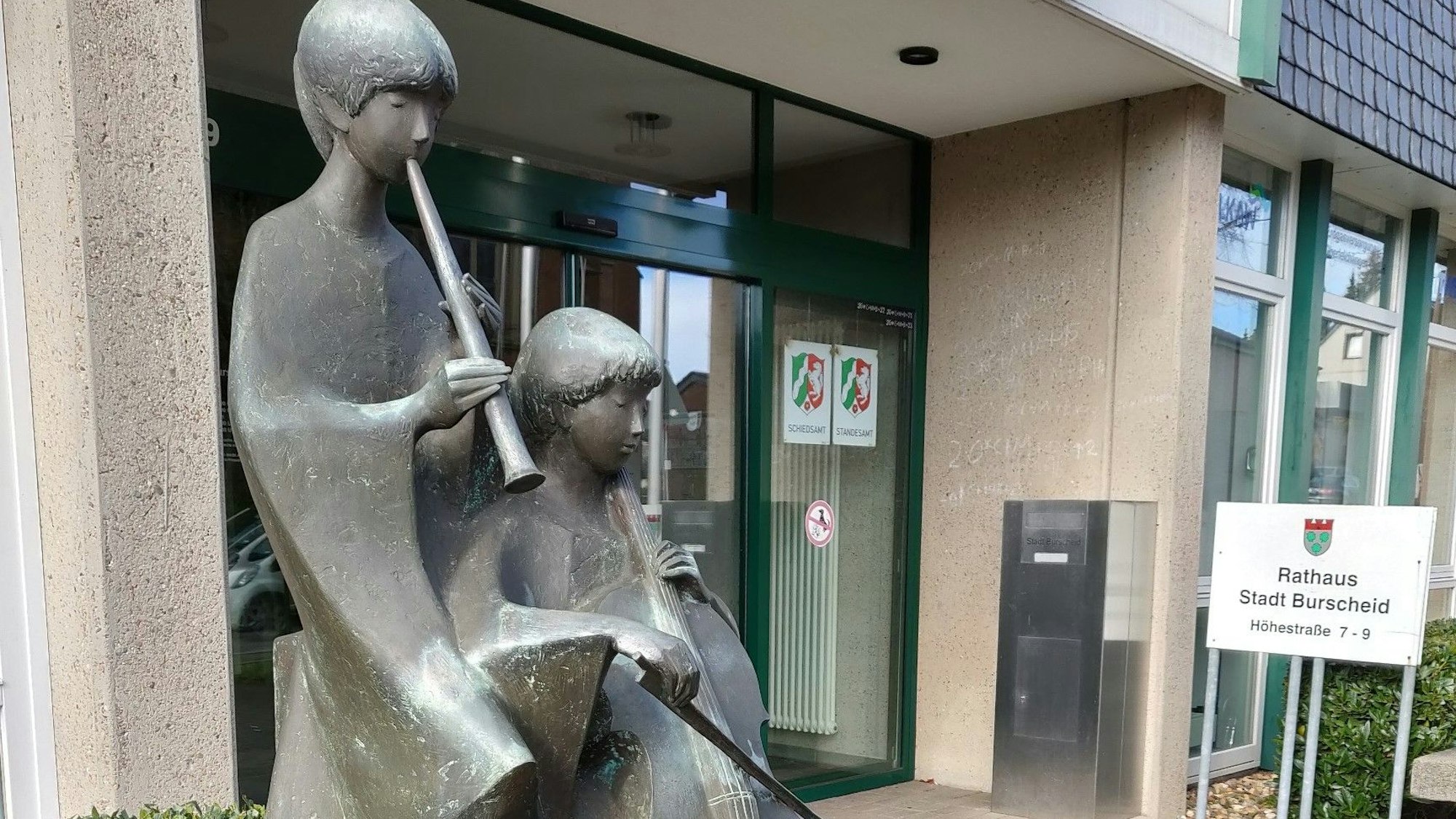 Die Skulptur Musizierende Kinder von Bildhauer Werner Franzen vor dem Burscheider Rathaus