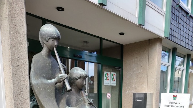 Die Skulptur Musizierende Kinder von Bildhauer Werner Franzen vor dem Burscheider Rathaus