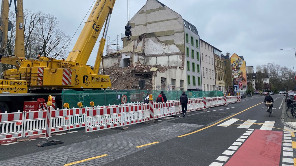 Ein Abrissbagger hat das Gebäude der Rheinischen Musikschule an der Vogelsanger Straße niedergelegt.