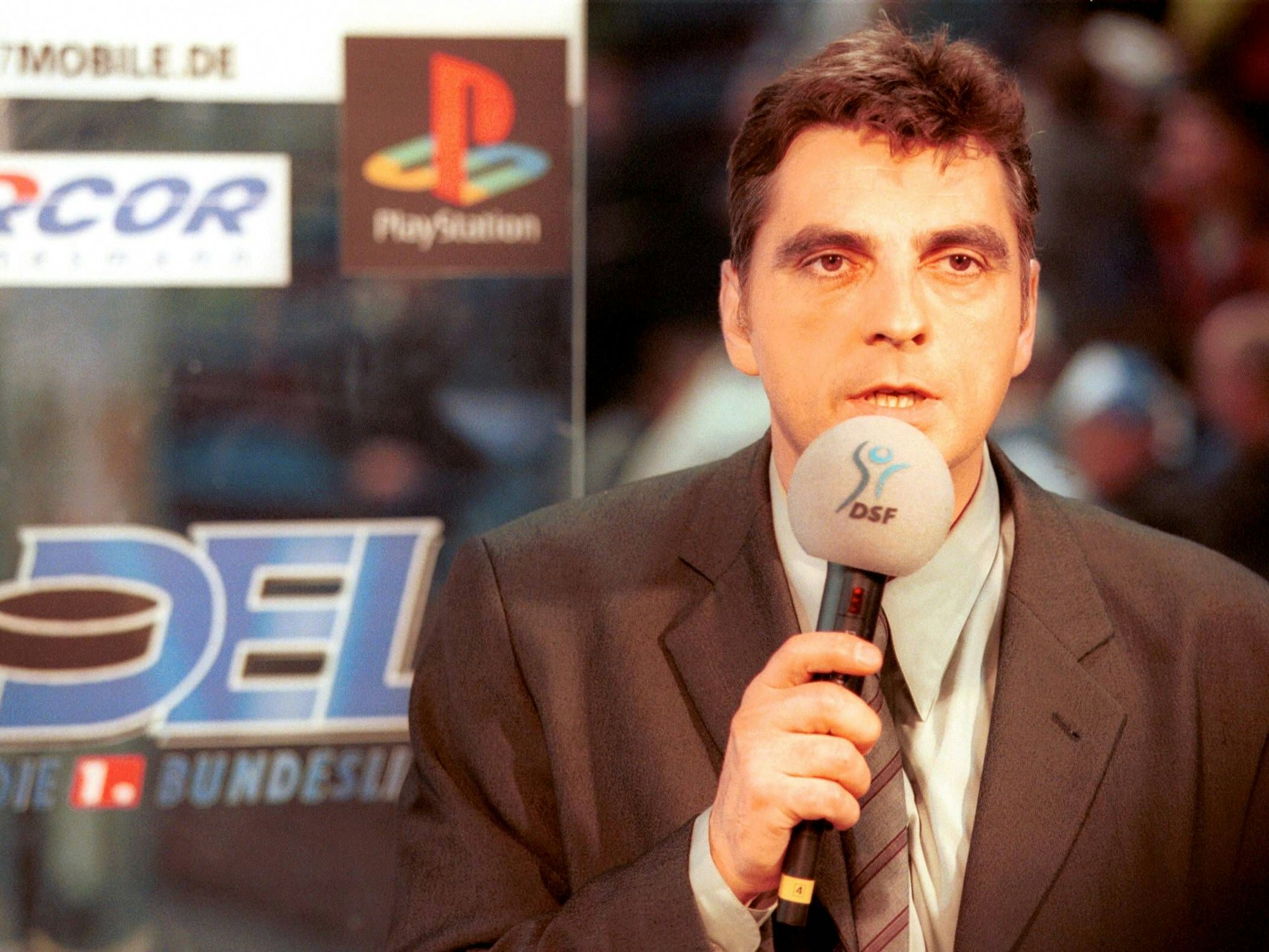 Moderator Claus Müller bei einer Eishockey-Übertragung im DSF.