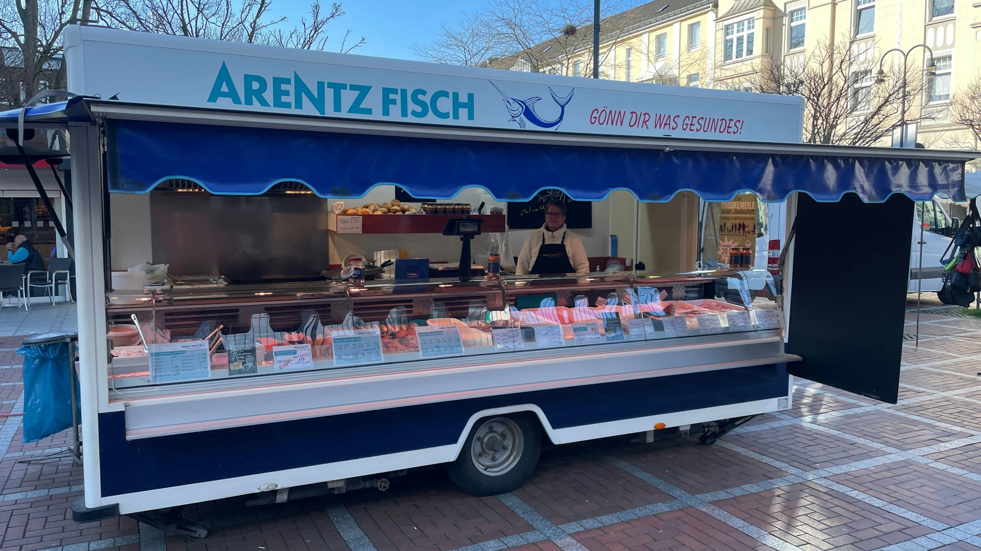 Der Stand von Arentz Fisch am Wiesdorfer Platz in Leverkusen. Zum Osterfest 2023 müssen sich Leverkusener auf höhere Fischpreise einstellen.