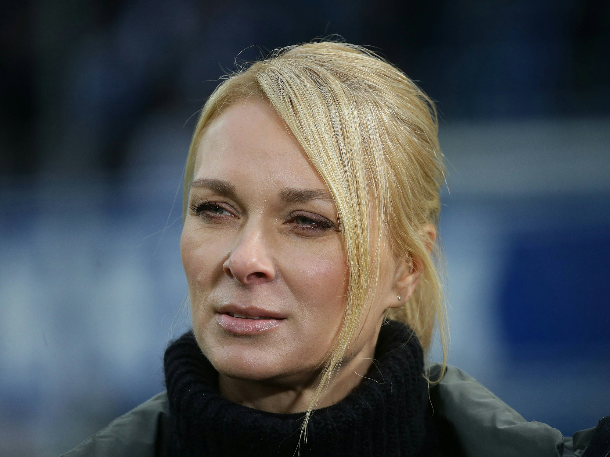 Britta Hofmann steht vor einem Bundesligaspiel am Rand.