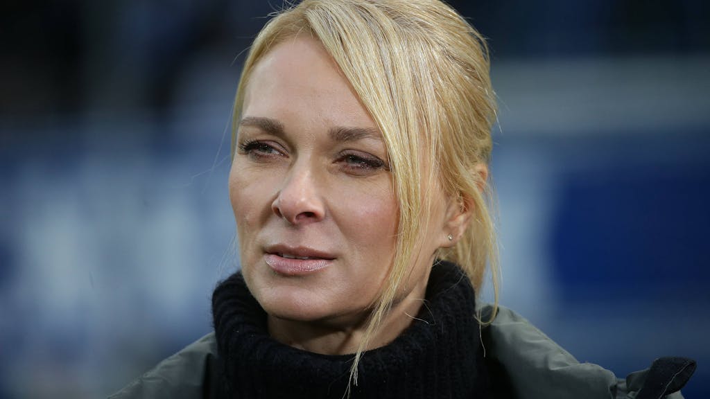 Britta Hofmann steht vor einem Bundesligaspiel am Rand.