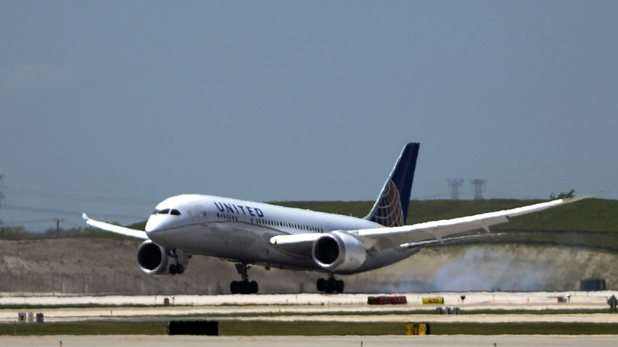 Eine Boeing 787 der US-Fluggesellschaft United Airlines im Landeanflug. (Symbolbild)