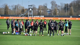Die Mannschaft von Borussia Mönchengladbach im Kreis beim Training am 5. April 2023.