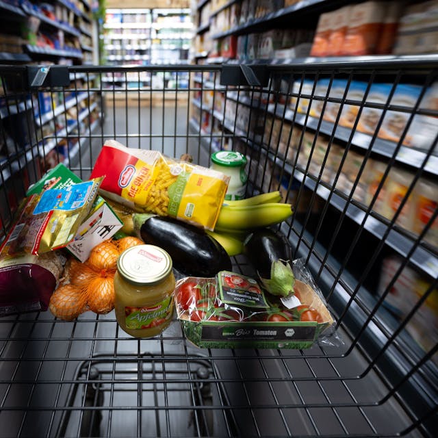 Verschiedene Lebensmittel liegen in einem Supermarkt in einem Einkaufswagen.&nbsp;