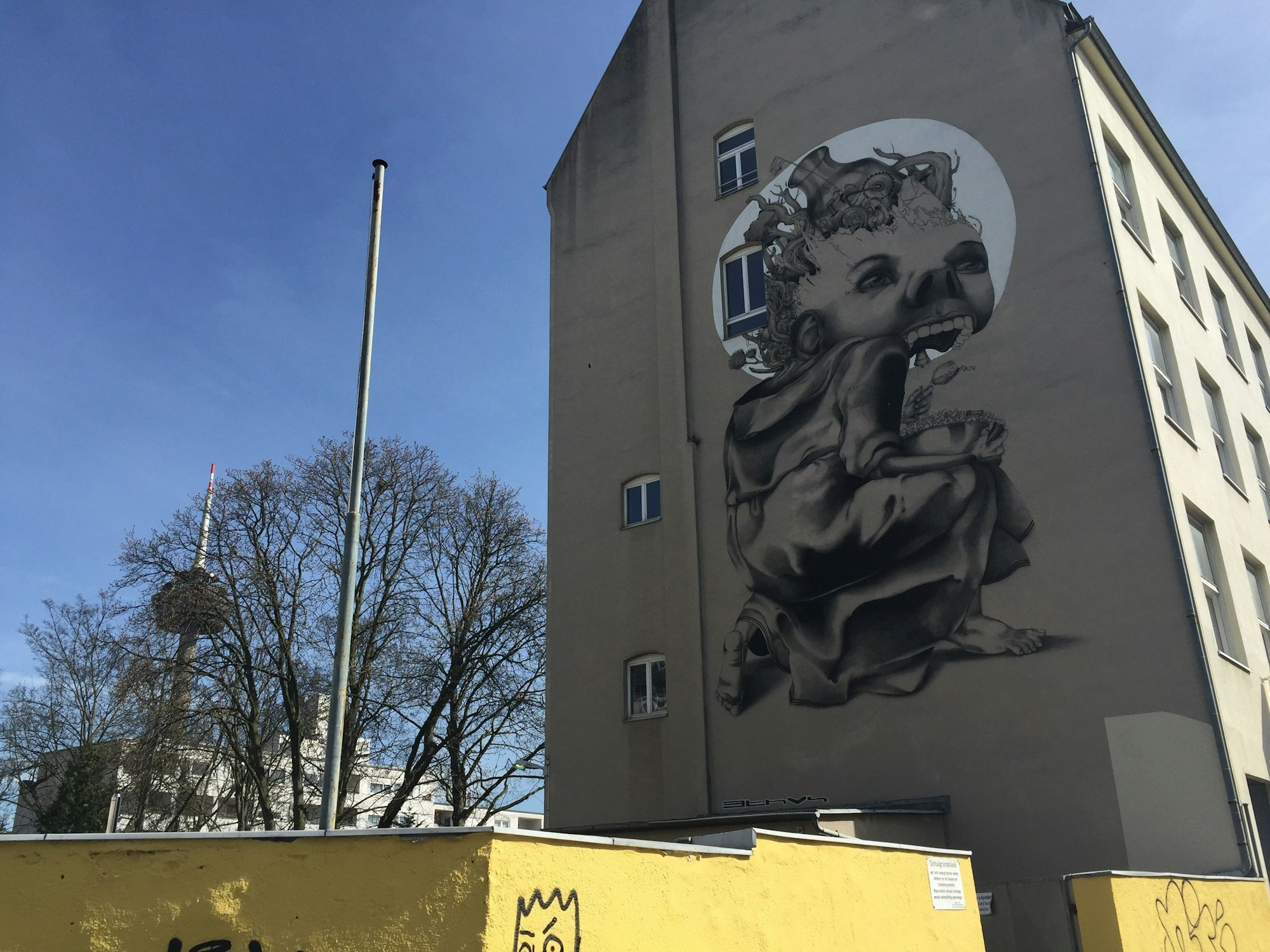 Das Mural "Knieender Mönch" des brasilianischen Streetart-Künstlers Claudio Ethos am Gebäude der Rheinischen Musikschule an der Vogelsanger Straße.