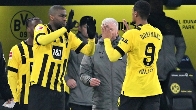 Anthony Modeste (l.) kommt als Ersatz für Sébastien Haller zum Einsatz und klatscht mit dem Stürmer von Borussia Dortmund beim Wechsel ab.