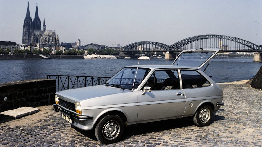 Ford Fiesta von 1976 vor Kölner Dom und Hohenzollernbrücke