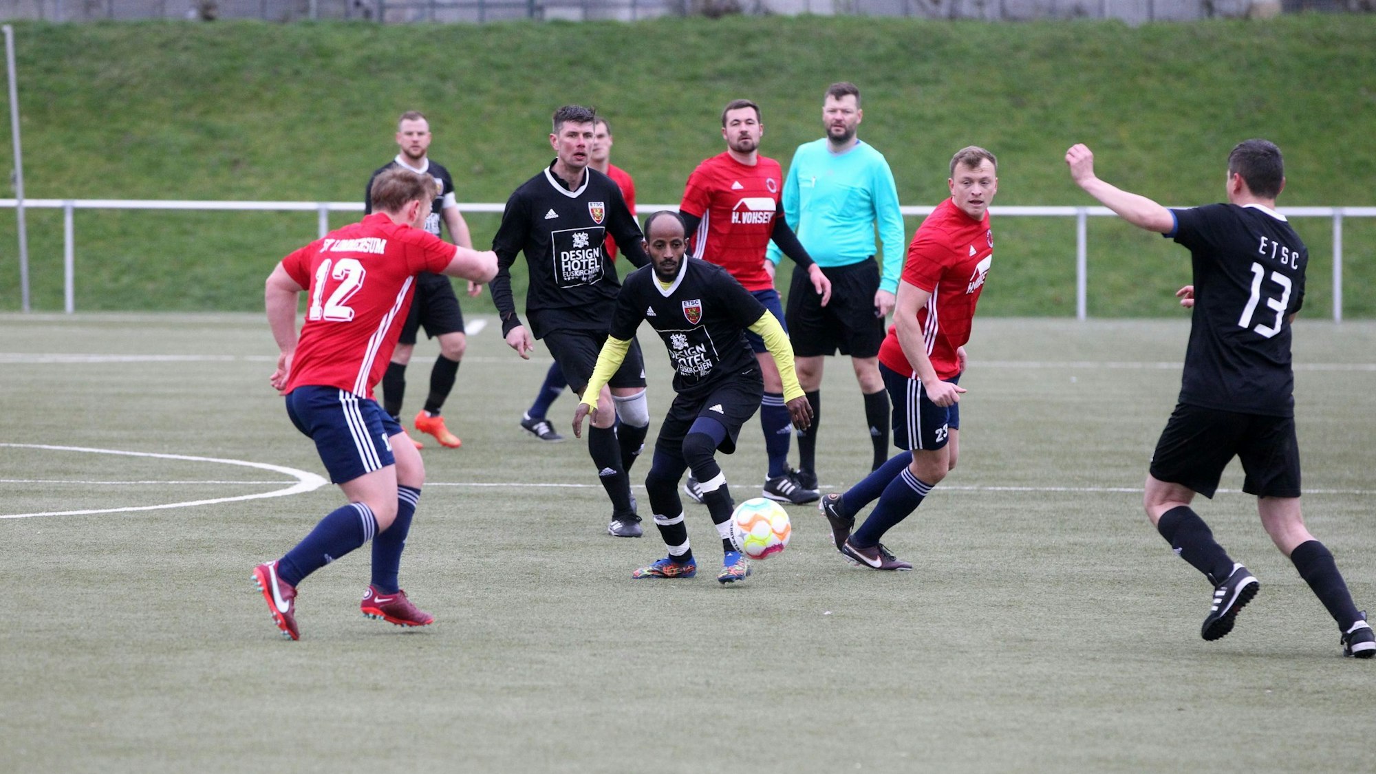 Fußballspieler aus Euskirchen und Lommersum kämpfen um den Ball.