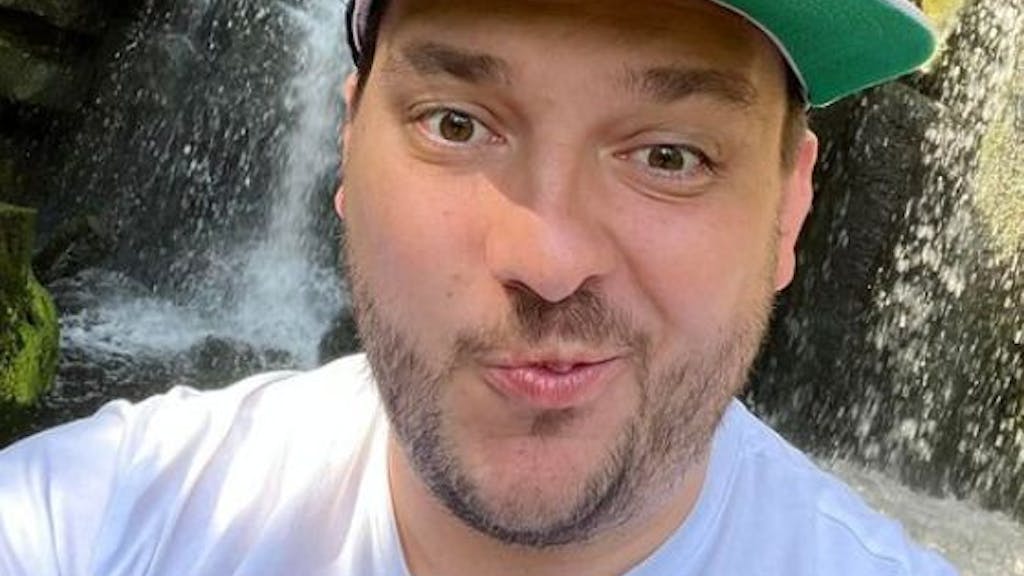 Ballermann-Star „Samu“ auf einem Instagram-Selfie, hier im Mai 2022, vor einem Wasserfall.