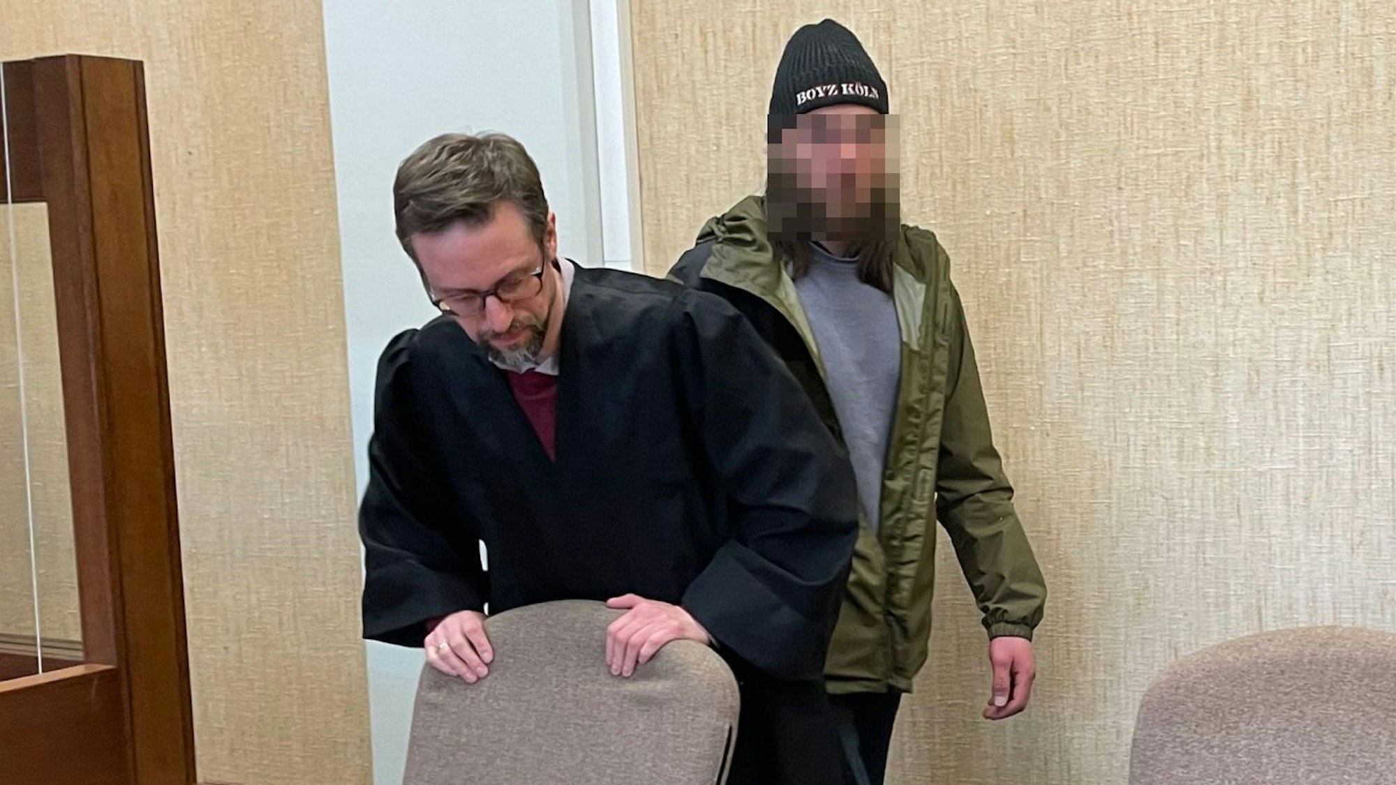 Der Angeklagte mit Verteidiger Christian Mertens im Kölner Amtsgericht. Er trägt eine „Boyz Köln“-Mütze.