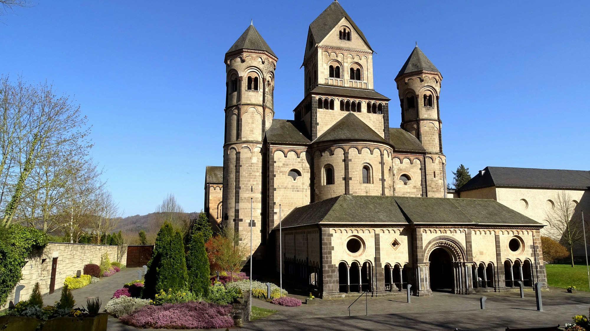 Maria Laach Kirche - die Frontseite mit den angrenzenden Abteigebäuden am Laacher See