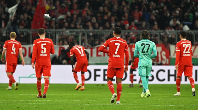 Die ernüchterten Bayern-Stars verlassen nach dem Aus im DFB-Pokal gegen den SC Freiburg enttäuscht das Spielfeld.