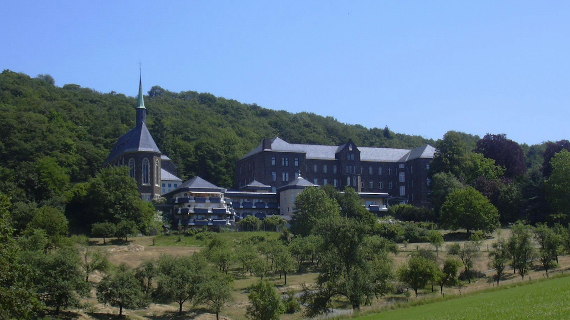 Kloster St Marienhaus liegt eingebettet zwischen Wald und Wiesen.