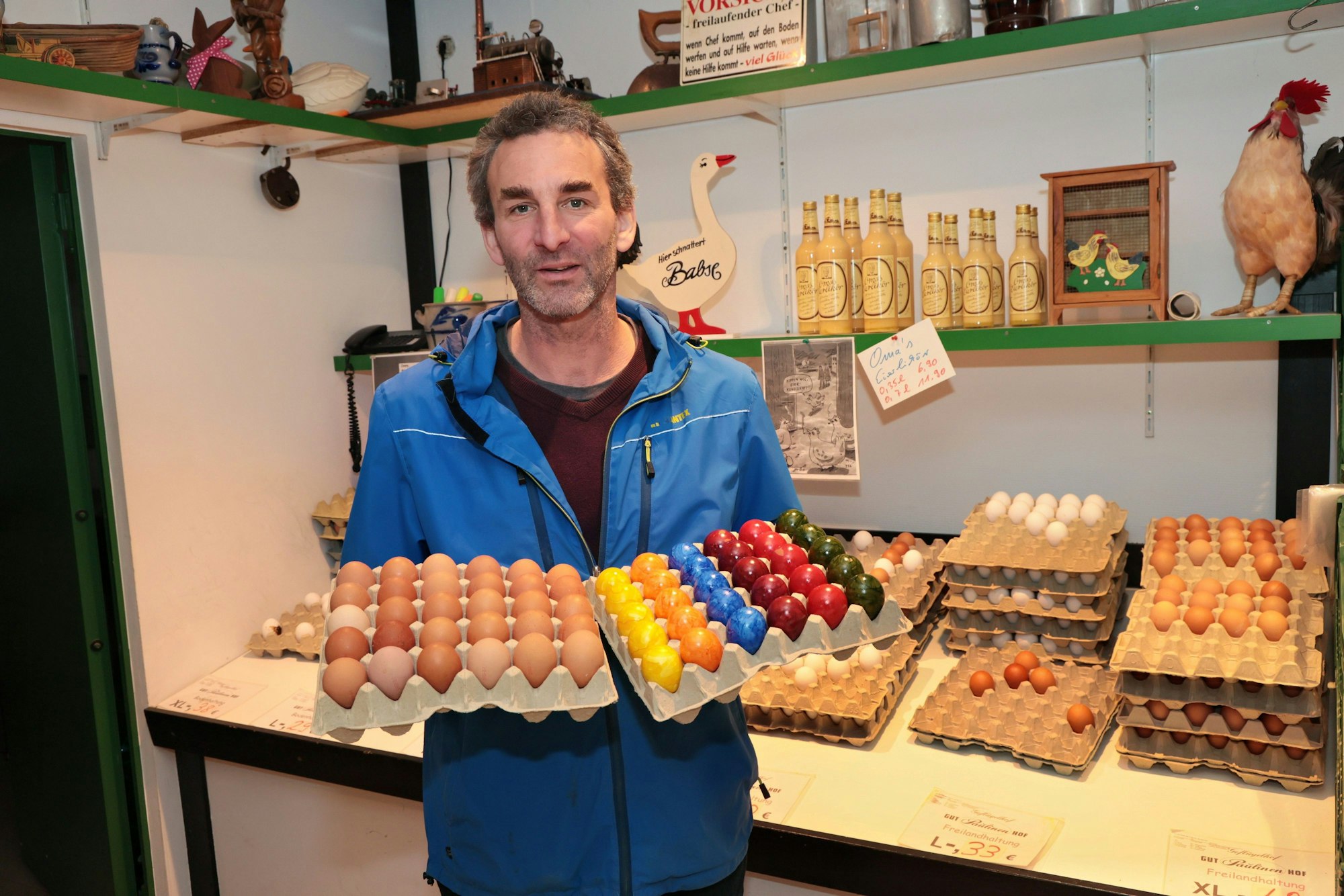 Rashad Lutz vom Paulinenhof mit Eierpaletten.