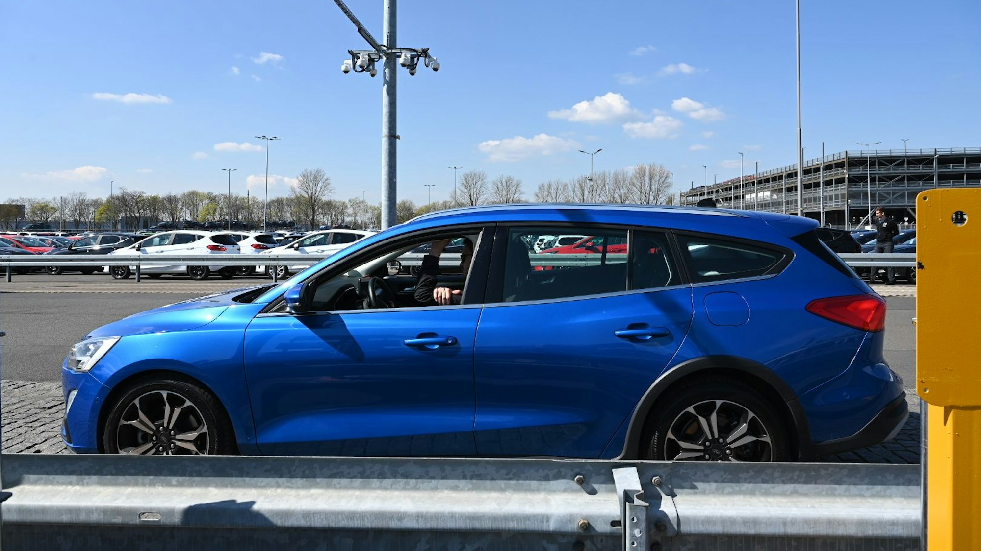 Ein Fahrzeug von Ford fährt autonom auf dem Werksgelände in Niehl.